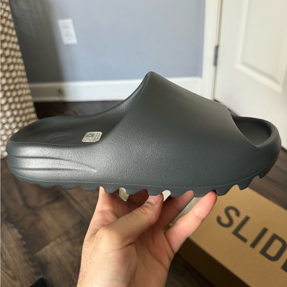 Yeezy slide Dark Onyx size 10